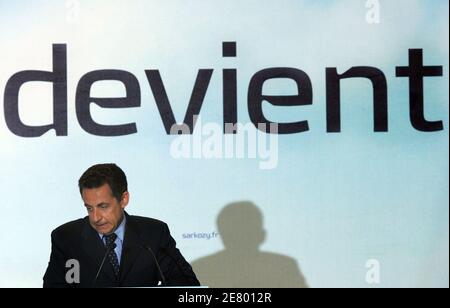 Der konservative französische Präsidentschaftskandidat Nicolas Sarkozy zeigt seine Rede während einer Wahlsitzung in Issy Les Moulineaux, westlich von Paris, am 18. April 2007. Foto von Mehdi Taamallah/ABACAPRESS.COM Stockfoto