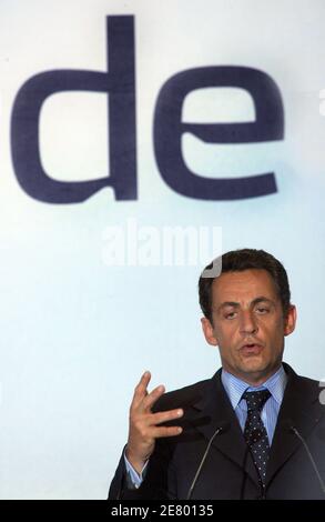 Der konservative französische Präsidentschaftskandidat Nicolas Sarkozy zeigt seine Rede während einer Wahlsitzung in Issy Les Moulineaux, westlich von Paris, am 18. April 2007. Foto von Mehdi Taamallah/ABACAPRESS.COM Stockfoto