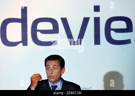 Der konservative französische Präsidentschaftskandidat Nicolas Sarkozy zeigt seine Rede während einer Wahlsitzung in Issy Les Moulineaux, westlich von Paris, am 18. April 2007. Foto von Mehdi Taamallah/ABACAPRESS.COM Stockfoto