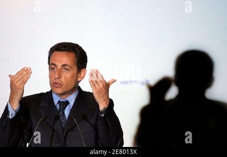 Der konservative französische Präsidentschaftskandidat Nicolas Sarkozy zeigt seine Rede während einer Wahlsitzung in Issy Les Moulineaux, westlich von Paris, am 18. April 2007. Foto von Mehdi Taamallah/ABACAPRESS.COM Stockfoto