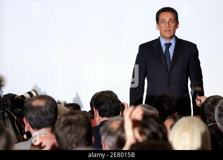 Der konservative französische Präsidentschaftskandidat Nicolas Sarkozy zeigt seine Rede während einer Wahlsitzung in Issy Les Moulineaux, westlich von Paris, am 18. April 2007. Foto von Mehdi Taamallah/ABACAPRESS.COM Stockfoto