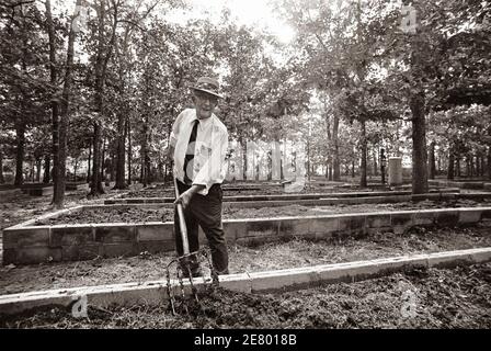 Alton Carter, Onkel von Präsident Jimmy Carter bei der Arbeit auf seiner Wurmfarm. Alton Carter, der Onkel von Präsident Carter und der ehemalige Bürgermeister von Plains, Georgia, arbeitet an der Bevorung des Erdbettes, das die Heimat von Regenwürmern und Nachtschwärmer auf seiner Wurmfarm war, etwas außerhalb von Plains. Alton Carter wurde in Arlington, Ga geboren. Als er 15 Jahre alt war, zog er seine Mutter, zwei Schwestern, und seinen jüngeren Bruder, James Earl Carter, Vater des Präsidenten, nach Plains von Rowens, Ga. James Earl Carter starb 1953, Und Alton, nach Angaben von Mitgliedern der Familie, wurde etwas wie ein zweiter Vater von Präsident Carter. Stockfoto