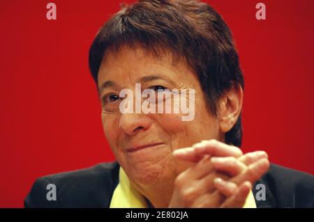 Farleft-Präsidentschaftskandidatin Arlette Laguiller hält am 19. April 2007 ihre letzte Rallye vor der ersten Runde am Sonntag in der "La Cite des Congres" in Nantes, Frankreich, ab. Foto von Nicolas Gouhier/ABACAPRESS.COM Stockfoto