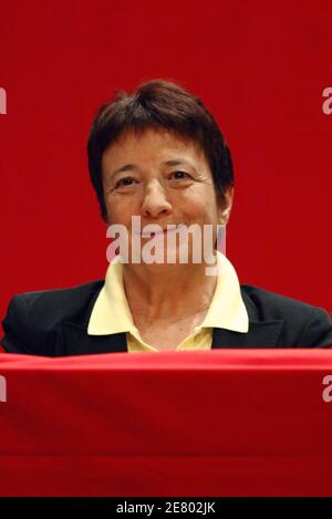 Farleft-Präsidentschaftskandidatin Arlette Laguiller hält am 19. April 2007 ihre letzte Rallye vor der ersten Runde am Sonntag in der "La Cite des Congres" in Nantes, Frankreich, ab. Foto von Nicolas Gouhier/ABACAPRESS.COM Stockfoto