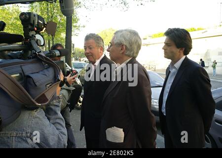 Die Ermittlungen wegen des Mordes an Richter Bernard Borel, der 1995 in Dschibuti tot aufgefunden wurde, gehen weiter. Heute, am 19. April 2007, fand eine Durchsuchungssuche im französischen Außenministerium in Paris statt. Hier sind (l bis r), Herr Morice, Bernard Borels Witwe, Herr de Caunes, ein weiterer Anwalt, in Paris, Frankreich. Foto von Mousse/ABACAPRESS.COM Stockfoto