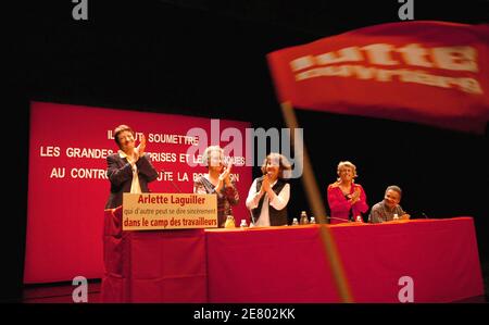 Farleft-Präsidentschaftskandidatin Arlette Laguiller hält am 19. April 2007 ihre letzte Rallye vor der ersten Runde am Sonntag in der "La Cite des Congres" in Nantes, Frankreich, ab. Foto von Nicolas Gouhier/ABACAPRESS.COM Stockfoto