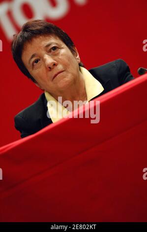 Farleft-Präsidentschaftskandidatin Arlette Laguiller hält am 19. April 2007 ihre letzte Rallye vor der ersten Runde am Sonntag in der "La Cite des Congres" in Nantes, Frankreich, ab. Foto von Nicolas Gouhier/ABACAPRESS.COM Stockfoto