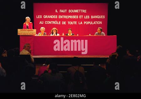 Farleft-Präsidentschaftskandidatin Arlette Laguiller hält am 19. April 2007 ihre letzte Rallye vor der ersten Runde am Sonntag in der "La Cite des Congres" in Nantes, Frankreich, ab. Foto von Nicolas Gouhier/ABACAPRESS.COM Stockfoto