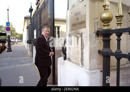 Die Ermittlungen wegen des Mordes an Richter Bernard Borel, der 1995 in Dschibuti tot aufgefunden wurde, gehen weiter. Heute, am 19. April 2007, fand eine Durchsuchungssuche im französischen Außenministerium in Paris statt. Hier sind (l bis r), Herr Morice, Bernard Borels Witwe, Herr de Caunes, ein weiterer Anwalt, in Paris, Frankreich. Foto von Mousse/ABACAPRESS.COM Stockfoto