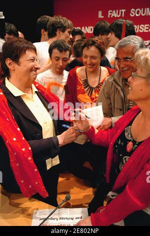 Farleft-Präsidentschaftskandidatin Arlette Laguiller hält am 19. April 2007 ihre letzte Rallye vor der ersten Runde am Sonntag in der "La Cite des Congres" in Nantes, Frankreich, ab. Foto von Nicolas Gouhier/ABACAPRESS.COM Stockfoto