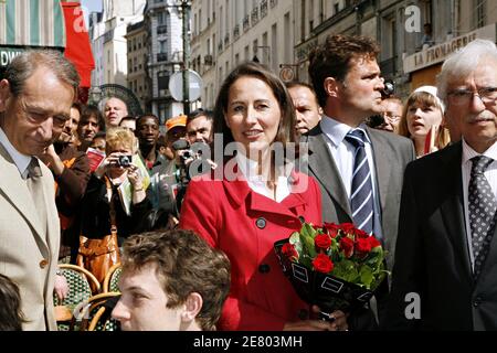 Der Präsidentschaftskandidat der französischen Sozialistischen Partei Segolene Royal kämpft am 20. April 2007 auf dem Markt Montorgueil in Paris, Frankreich. Foto von Thierry Orban/ABACAPRESS.COM Stockfoto