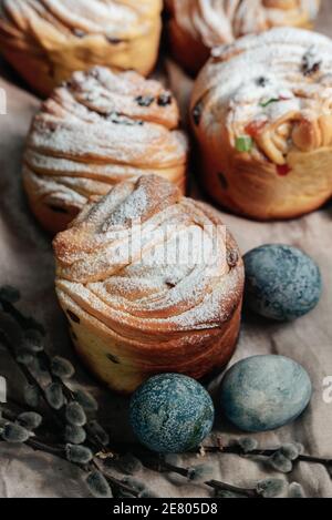 Traditionelle Cupcake Osterkuchen Kraffin mit Rosinen auf dunklem Holz Hintergrund. Hausgemachte Kuchen Cruffin mit kandierten Früchten. Natürlich Eier mit bemalt Stockfoto