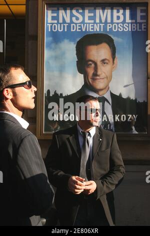 Atmosphäre vor Salle Gaveau in Paris, Frankreich, 22. April 2007, wo Nicolas Sarkozy seine Rede zur Präsidentschaftswahl in der ersten Runde der Nacht hält. Sarkozy beendete die erste in der Eröffnungsrunde der französischen Präsidentschaftswahl am Sonntag und wird mit dem sozialistischen Rivalen Segolene Royal in einer Stichwahl zusammentreffen, erste Ergebnisse zeigten. Mit 40 Prozent der Stimmen hatte Sarkozy 30.5 Prozent der Stimmen, Royal war auf Platz zwei mit 24.3 Prozent und der Zentrumist Francois Bayrou auf Platz drei mit 18.2 Prozent. Der rechtsextreme Führer Jean-Marie Le Pen, der Frankreich verblüfft hatte, als er bei den Wahlen 2002 Zweiter wurde, Stockfoto