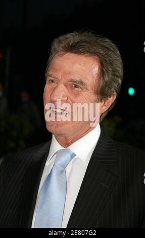 Der ehemalige Gesundheitsminister Bernard Kouchner kommt nach der Abstimmung über die erste Runde der französischen Präsidentschaftswahlen am 22. April 2007 in Boulogne-Billancourt, westlich von Paris, Frankreich, zu einer Debatte über das Set eines politischen Programms auf dem Fernsehsender TF1. Foto von Gorassini-Guignebourg/ABACAPRESS.COM Stockfoto