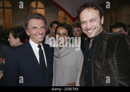 Jack lang (L) mit dem Schauspieler Vincent Perez und seiner Frau Karine Sylla sind nach der ersten Runde der Präsidentschaftswahlen am 22. April 2007 in der Zentrale von Segolene Royal in der Rue de Solferino in Paris, Frankreich, zu sehen. Der konservative Staatschef Nicolas Sarkozy beendete die erste Runde der französischen Präsidentschaftswahl am Sonntag und wird am 6. Mai in einer Stichwahl mit dem sozialistischen Rivalen Segolene Royal zusammentreffen, wie die ersten Ergebnisse zeigten. Mit mehr als der Hälfte der Stimmen zählte Sarkozy mehr als 30 Prozent der Stimmen, Royal war auf fast 25 Prozent Zweiter und der Zentrumist Francois Bayrou auf 18 pe Dritter Stockfoto