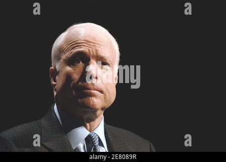 Der republikanische Präsidentschaftskandidat, Senator John McCain (R-Arizona), hält am 23. April 2007 in Washington DC, USA, eine Rede über die Energiesicherheit Amerikas und die Umwelt. Foto von Olivier Dlouliery/ABACAPRESS.COM Stockfoto