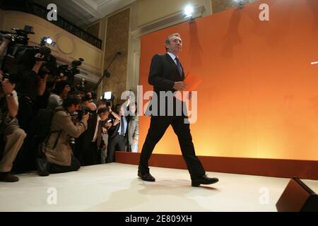 Der UDF-Führer Francois Bayrou, der in der ersten Runde des 22. April mit 18.57 Prozent der Stimmen auf dem dritten Platz war, hält am 25. April 2007 eine Rede auf einer Pressekonferenz in Paris, Frankreich. Bayrou, der besiegte Zentrist, dessen 6.8 Millionen Wähler der Schlüssel für Frankreichs Präsidentschaftswahl sind, weigerte sich heute, in der Stichwahl vom 6. Mai entweder den Sozialisten Segolene Royal oder den Rechtsaußen Nicolas Sarkozy zu unterstützen. Foto von Fohlen-Taamallah/ABACAPRESS.COM Stockfoto