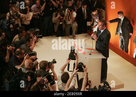 Der UDF-Führer Francois Bayrou, der in der ersten Runde des 22. April mit 18.57 Prozent der Stimmen auf dem dritten Platz war, hält am 25. April 2007 eine Rede auf einer Pressekonferenz in Paris, Frankreich. Bayrou, der besiegte Zentrist, dessen 6.8 Millionen Wähler der Schlüssel für Frankreichs Präsidentschaftswahl sind, weigerte sich heute, in der Stichwahl vom 6. Mai entweder den Sozialisten Segolene Royal oder den Rechtsaußen Nicolas Sarkozy zu unterstützen. Foto von Fohlen-Taamallah/ABACAPRESS.COM Stockfoto