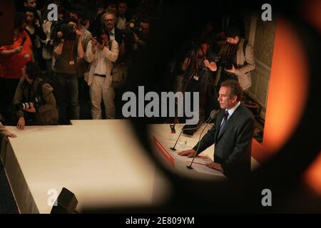 Der UDF-Führer Francois Bayrou, der in der ersten Runde des 22. April mit 18.57 Prozent der Stimmen auf dem dritten Platz war, hält am 25. April 2007 eine Rede auf einer Pressekonferenz in Paris, Frankreich. Bayrou, der besiegte Zentrist, dessen 6.8 Millionen Wähler der Schlüssel für Frankreichs Präsidentschaftswahl sind, weigerte sich heute, in der Stichwahl vom 6. Mai entweder den Sozialisten Segolene Royal oder den Rechtsaußen Nicolas Sarkozy zu unterstützen. Foto von Fohlen-Taamallah/ABACAPRESS.COM Stockfoto
