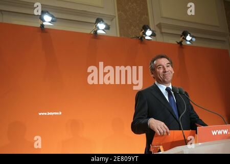 Der UDF-Führer Francois Bayrou, der in der ersten Runde des 22. April mit 18.57 Prozent der Stimmen auf dem dritten Platz war, hält am 25. April 2007 eine Rede auf einer Pressekonferenz in Paris, Frankreich. Bayrou, der besiegte Zentrist, dessen 6.8 Millionen Wähler der Schlüssel für Frankreichs Präsidentschaftswahl sind, weigerte sich heute, in der Stichwahl vom 6. Mai entweder den Sozialisten Segolene Royal oder den Rechtsaußen Nicolas Sarkozy zu unterstützen. Foto von Fohlen-Taamallah/ABACAPRESS.COM Stockfoto