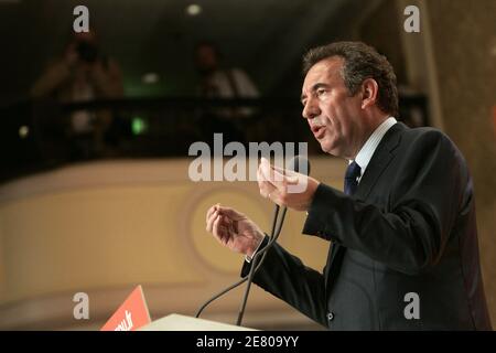 Der UDF-Führer Francois Bayrou, der in der ersten Runde des 22. April mit 18.57 Prozent der Stimmen auf dem dritten Platz war, hält am 25. April 2007 eine Rede auf einer Pressekonferenz in Paris, Frankreich. Bayrou, der besiegte Zentrist, dessen 6.8 Millionen Wähler der Schlüssel für Frankreichs Präsidentschaftswahl sind, weigerte sich heute, in der Stichwahl vom 6. Mai entweder den Sozialisten Segolene Royal oder den Rechtsaußen Nicolas Sarkozy zu unterstützen. Foto von Fohlen-Taamallah/ABACAPRESS.COM Stockfoto