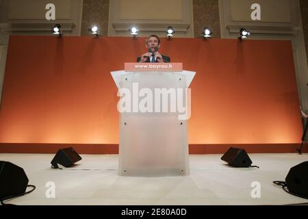 Der UDF-Führer Francois Bayrou, der in der ersten Runde des 22. April mit 18.57 Prozent der Stimmen auf dem dritten Platz war, hält am 25. April 2007 eine Rede auf einer Pressekonferenz in Paris, Frankreich. Bayrou, der besiegte Zentrist, dessen 6.8 Millionen Wähler der Schlüssel für Frankreichs Präsidentschaftswahl sind, weigerte sich heute, in der Stichwahl vom 6. Mai entweder den Sozialisten Segolene Royal oder den Rechtsaußen Nicolas Sarkozy zu unterstützen. Foto von Fohlen-Taamallah/ABACAPRESS.COM Stockfoto