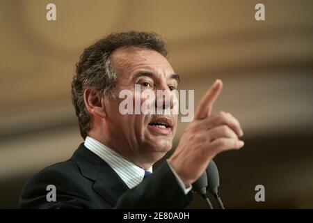 Der UDF-Führer Francois Bayrou, der in der ersten Runde des 22. April mit 18.57 Prozent der Stimmen auf dem dritten Platz war, hält am 25. April 2007 eine Rede auf einer Pressekonferenz in Paris, Frankreich. Bayrou, der besiegte Zentrist, dessen 6.8 Millionen Wähler der Schlüssel für Frankreichs Präsidentschaftswahl sind, weigerte sich heute, in der Stichwahl vom 6. Mai entweder den Sozialisten Segolene Royal oder den Rechtsaußen Nicolas Sarkozy zu unterstützen. Foto von Fohlen-Taamallah/ABACAPRESS.COM Stockfoto