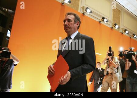 Der UDF-Führer Francois Bayrou, der in der ersten Runde des 22. April mit 18.57 Prozent der Stimmen auf dem dritten Platz war, hält am 25. April 2007 eine Rede auf einer Pressekonferenz in Paris, Frankreich. Bayrou, der besiegte Zentrist, dessen 6.8 Millionen Wähler der Schlüssel für Frankreichs Präsidentschaftswahl sind, weigerte sich heute, in der Stichwahl vom 6. Mai entweder den Sozialisten Segolene Royal oder den Rechtsaußen Nicolas Sarkozy zu unterstützen. Foto von Fohlen-Taamallah/ABACAPRESS.COM Stockfoto