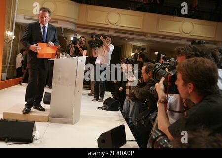 Der UDF-Führer Francois Bayrou, der in der ersten Runde des 22. April mit 18.57 Prozent der Stimmen auf dem dritten Platz war, hält am 25. April 2007 eine Rede auf einer Pressekonferenz in Paris, Frankreich. Bayrou, der besiegte Zentrist, dessen 6.8 Millionen Wähler der Schlüssel für Frankreichs Präsidentschaftswahl sind, weigerte sich heute, in der Stichwahl vom 6. Mai entweder den Sozialisten Segolene Royal oder den Rechtsaußen Nicolas Sarkozy zu unterstützen. Foto von Fohlen-Taamallah/ABACAPRESS.COM Stockfoto