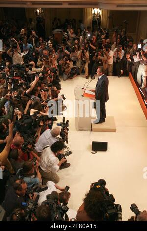 Der UDF-Führer Francois Bayrou, der in der ersten Runde des 22. April mit 18.57 Prozent der Stimmen auf dem dritten Platz war, hält am 25. April 2007 eine Rede auf einer Pressekonferenz in Paris, Frankreich. Bayrou, der besiegte Zentrist, dessen 6.8 Millionen Wähler der Schlüssel für Frankreichs Präsidentschaftswahl sind, weigerte sich heute, in der Stichwahl vom 6. Mai entweder den Sozialisten Segolene Royal oder den Rechtsaußen Nicolas Sarkozy zu unterstützen. Foto von Fohlen-Taamallah/ABACAPRESS.COM Stockfoto