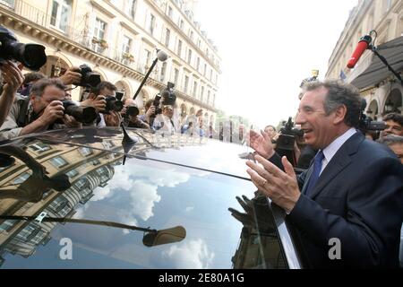 UDF-Führer Francois Bayrou, der in der ersten Runde des 22. April mit 18.57 Prozent der Stimmen auf dem dritten Platz war, verlässt am 25. April 2007 eine Pressekonferenz in Paris, Frankreich. Bayrou, der besiegte Zentrist, dessen 6.8 Millionen Wähler der Schlüssel für Frankreichs Präsidentschaftswahl sind, weigerte sich heute, in der Stichwahl vom 6. Mai entweder den Sozialisten Segolene Royal oder den Rechtsaußen Nicolas Sarkozy zu unterstützen. Foto von Fohlen-Taamallah/ABACAPRESS.COM Stockfoto