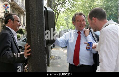 UDF-Chef Francois Bayrou, der im April 22 in der ersten Runde mit 18.57 Prozent der Stimmen den dritten Platz belegte, verlässt am 27. April 2007 seinen Hauptsitz zum Mittagessen in Paris, Frankreich. Foto von Corentin Fohlen/ABACAPRESS.COM Stockfoto