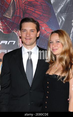 Darsteller Tobey Maguire und seine Verlobte Jennifer Meyer kommen zur Premiere von 'Spiderman 3' am 28. April 2007 im Grand Rex Theater in Paris, Frankreich. Foto von Khayat-Nebinger/ABACAPRESS.COM Stockfoto