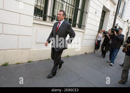 UDF-Chef Francois Bayrou, der im April 22 in der ersten Runde mit 18.57 Prozent der Stimmen den dritten Platz belegte, verlässt am 27. April 2007 seinen Hauptsitz zum Mittagessen in Paris, Frankreich. Foto von Corentin Fohlen/ABACAPRESS.COM Stockfoto