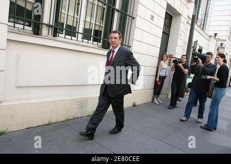 UDF-Chef Francois Bayrou, der im April 22 in der ersten Runde mit 18.57 Prozent der Stimmen den dritten Platz belegte, verlässt am 27. April 2007 seinen Hauptsitz zum Mittagessen in Paris, Frankreich. Foto von Corentin Fohlen/ABACAPRESS.COM Stockfoto