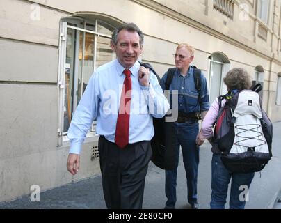 UDF-Chef Francois Bayrou, der im April 22 in der ersten Runde mit 18.57 Prozent der Stimmen den dritten Platz belegte, verlässt am 27. April 2007 seinen Hauptsitz zum Mittagessen in Paris, Frankreich. Foto von Corentin Fohlen/ABACAPRESS.COM Stockfoto