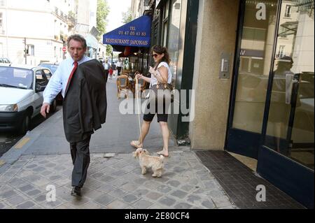 UDF-Chef Francois Bayrou, der im April 22 in der ersten Runde mit 18.57 Prozent der Stimmen den dritten Platz belegte, verlässt am 27. April 2007 seinen Hauptsitz zum Mittagessen in Paris, Frankreich. Foto von Corentin Fohlen/ABACAPRESS.COM Stockfoto