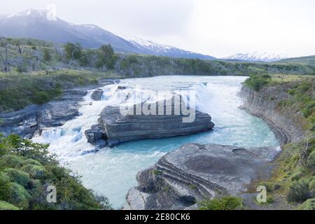 Rio Paine Wasserfall zu sehen, Torres del Paine Nationalpark, Chile. Chilenischen Patagonien Landschaft Stockfoto