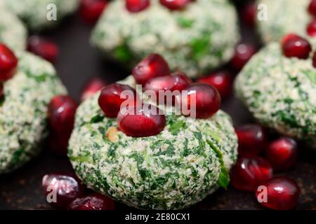 Spinat Pkhali ist ein traditionelles georgisches Gericht gehackt und Hackgemüse Stockfoto