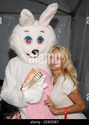 Pamela Anderson stellt Dan Mathews neuestes Buch "Committed: A Rabble Rouser's Memoir" beim Los Angeles Times Festival of Books in UCLA vor. Los Angeles, 28. April 2007. Foto von Lionel Hahn/ABACAPRESS.COM Stockfoto