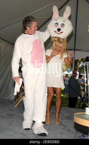 Pamela Anderson stellt Dan Mathews neuestes Buch "Committed: A Rabble Rouser's Memoir" beim Los Angeles Times Festival of Books in UCLA vor. Los Angeles, 28. April 2007. Foto von Lionel Hahn/ABACAPRESS.COM Stockfoto