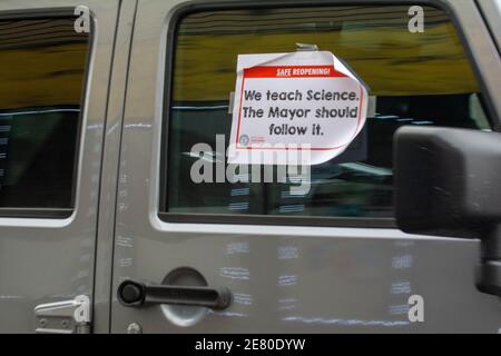 Chicago, IL, USA. Januar 2021. Mitglieder der Chicago Teachers Union protestieren gegen die Drohung des Bürgermeisters Lori Lightfoot, die Schulen während der COVID-19 Pandemie wieder zu eröffnen. Kredit: Dominic Gwinn/ZUMA Wire/Alamy Live Nachrichten Stockfoto