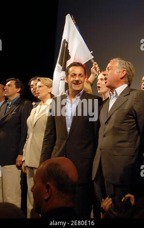 Der Präsidentschaftskandidat Nicolas Sarkozy, flankiert von Verteidigungsminister Michele Alliot-Marie und seinem politischen Berater Francois Fillon (L), hält am 30. April 2007 im französischen Porto-Vecchio auf der Insel Korsika eine Rede. Foto von Eric Beber/ABACAPRESS.COM Stockfoto