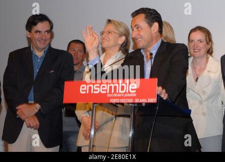 Der Präsidentschaftskandidat Nicolas Sarkozy, flankiert von Verteidigungsminister Michele Alliot-Marie und seinem politischen Berater Francois Fillon (L), hält am 30. April 2007 im französischen Porto-Vecchio auf der Insel Korsika eine Rede. Foto von Eric Beber/ABACAPRESS.COM Stockfoto