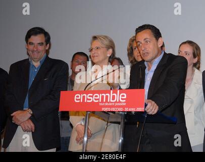 Der Präsidentschaftskandidat Nicolas Sarkozy, flankiert von Verteidigungsminister Michele Alliot-Marie und seinem politischen Berater Francois Fillon (L), hält am 30. April 2007 im französischen Porto-Vecchio auf der Insel Korsika eine Rede. Foto von Eric Beber/ABACAPRESS.COM Stockfoto