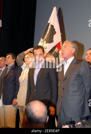 Der Präsidentschaftskandidat Nicolas Sarkozy, flankiert von Verteidigungsminister Michele Alliot-Marie und seinem politischen Berater Francois Fillon (L), hält am 30. April 2007 im französischen Porto-Vecchio auf der Insel Korsika eine Rede. Foto von Eric Beber/ABACAPRESS.COM Stockfoto