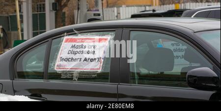 Chicago, IL, USA. Januar 2021. Mitglieder der Chicago Teachers Union protestieren gegen die Drohung des Bürgermeisters Lori Lightfoot, die Schulen während der COVID-19 Pandemie wieder zu eröffnen. Kredit: Dominic Gwinn/ZUMA Wire/Alamy Live Nachrichten Stockfoto