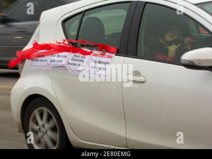 Chicago, IL, USA. Januar 2021. Mitglieder der Chicago Teachers Union protestieren gegen die Drohung des Bürgermeisters Lori Lightfoot, die Schulen während der COVID-19 Pandemie wieder zu eröffnen. Kredit: Dominic Gwinn/ZUMA Wire/Alamy Live Nachrichten Stockfoto