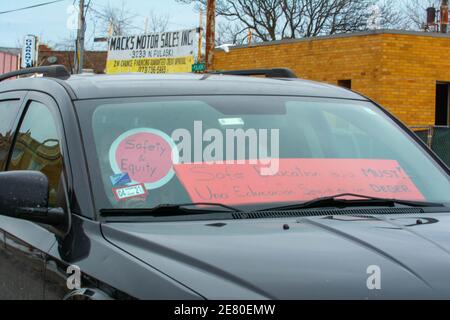 Chicago, IL, USA. Januar 2021. Mitglieder der Chicago Teachers Union protestieren gegen die Drohung des Bürgermeisters Lori Lightfoot, die Schulen während der COVID-19 Pandemie wieder zu eröffnen. Kredit: Dominic Gwinn/ZUMA Wire/Alamy Live Nachrichten Stockfoto