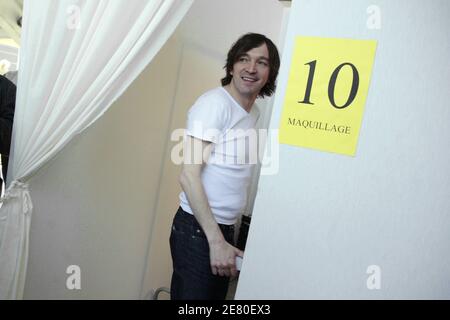 Der französische Sänger Cali hat sich während des Treffens des Präsidentschaftskandidaten Segolene Royal im Charlety-Stadion in Paris am 01. Mai 2007 hinter die Kulissen gesetzt. Foto von DeRusse/Bisson/Orban/ABACAPRESS.COM Stockfoto